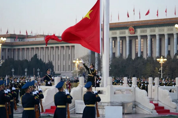1월 1일 아침 베이징 톈안먼광장에서 국기 게양식이 열렸다. [사진 출처: 신화망] 