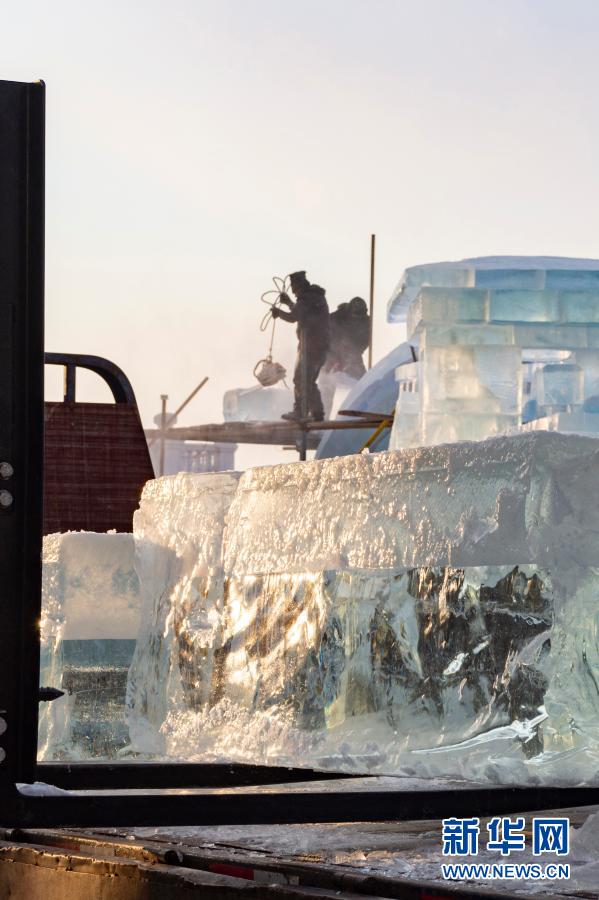 2020년 12월 31일, 하얼빈 스탈린공원에서 직원들이 빙설 경관을 건축하고 있다. [사진 출처: 신화망]