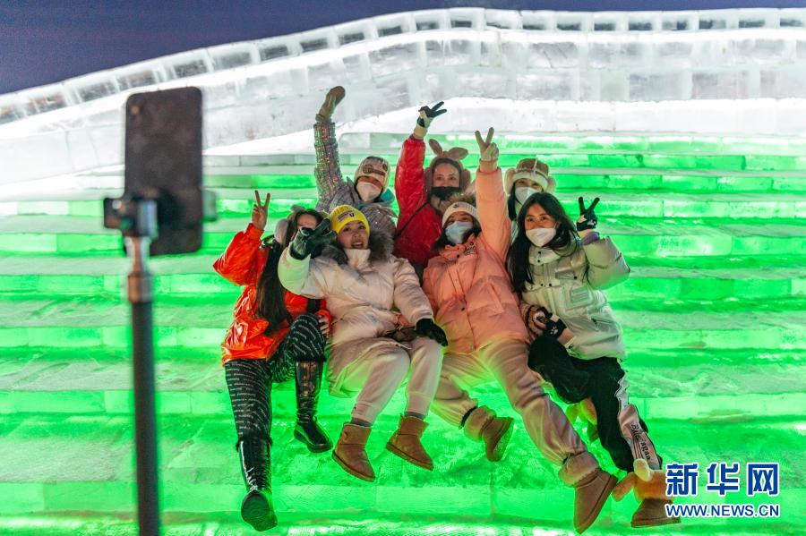 2020년 12월 24일, 관광객들이 하얼빈 빙설대세계 안에서 셀카를 찍고 있다. [사진 출처: 신화망]