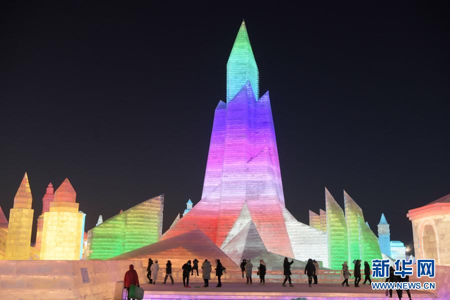 2021년 1월 2일, 관광객들이 하얼빈 빙설대세계에서 놀고 있다. [사진 출처: 신화망]