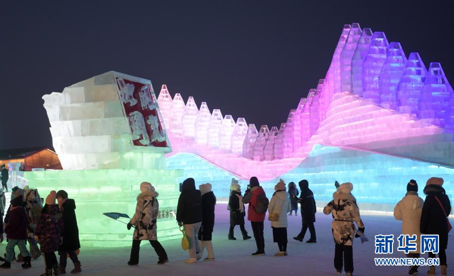 2021년 1월 2일, 관광객들이 하얼빈 빙설대세계에서 놀고 있다. [사진 출처: 신화망]