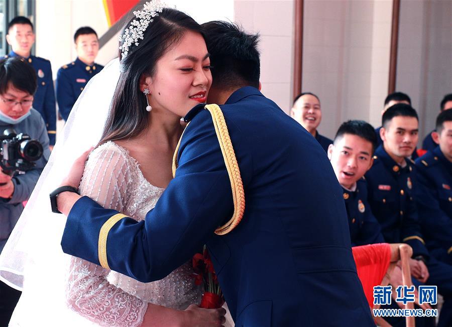 1월 4일 합동결혼식에 참석한 소방대원들이 배우자와 함께 웨딩 사진을 찍었다. [사진 출처: 신화망]