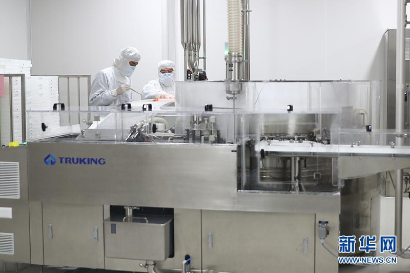 지난 6일 직원들이 시노백의 코로나19 백신 생산 공장 유리용기 세척 구역에서 작업을 하고 있다. [사진 출처: 신화망]