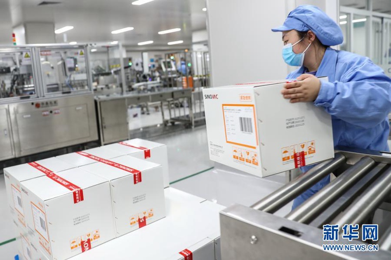 직원이 시노백의 코로나19 백신 포장 공장에서 코로나19 백신을 옮기고 있다. [사진 출처: 신화망]
