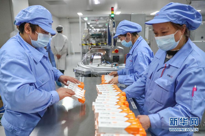 직원들이 시노백 코로나19 백신 포장 공장에서 작업을 하고 있다. [사진 출처: 신화망]