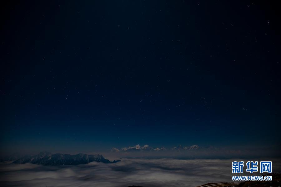 2021년 1월 2일 쓰촨 뉴베이산에서 촬영한 산, 운해, 별 [사진 출처: 신화망]