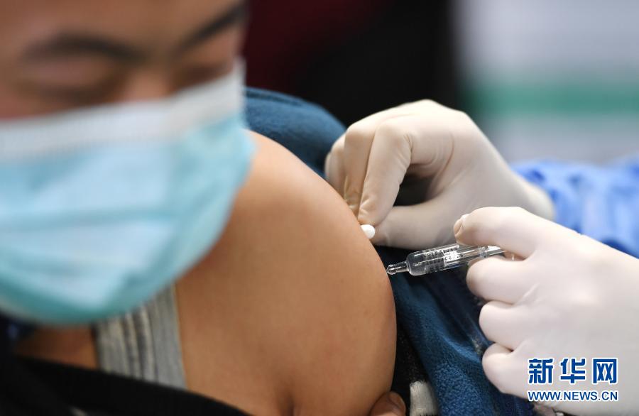 베이징 하이뎬구 중관춘 임시 접종소에서 의료진이 백신을 접종해 주고 있다. [1월 6일 촬영/사진 출처: 신화망]