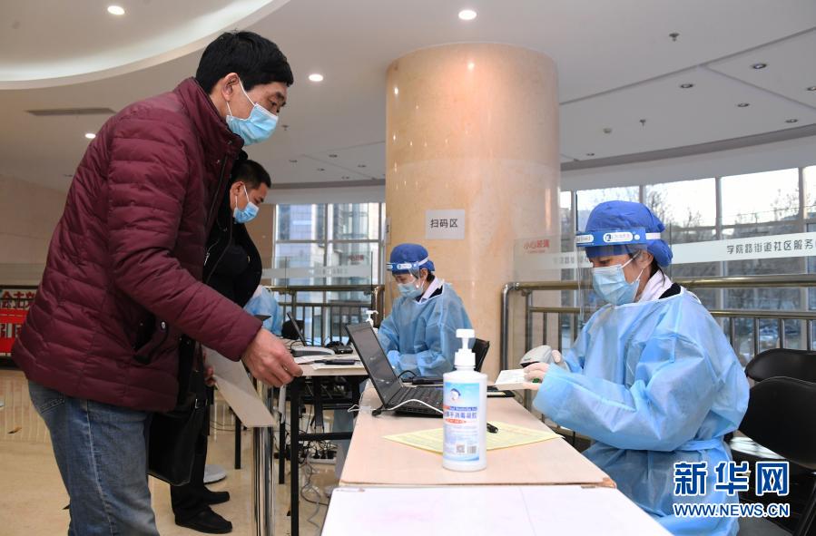베이징 하이뎬구 쉐위안루(學院路)가도 임시 접종소에서 의료진이 코로나19 백신 전자 관리코드를 스캔하며 접종 준비를 하고 있다. [1월 11일 촬영/사진 출처: 신화망]