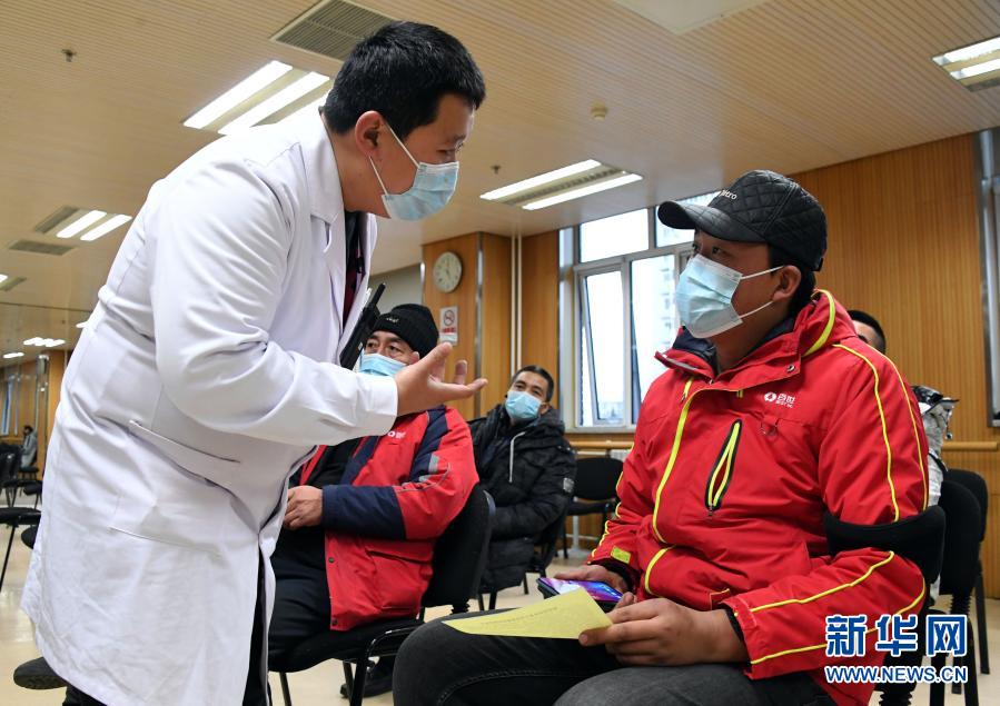 베이징 하이뎬구 쉐위안루(學院路)가도 임시 접종소에서 의료진이 백신 접종 후 신체 변화 등을 파악하고 있다. [1월 11일 촬영/사진 출처: 신화망]