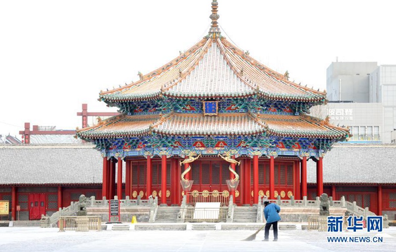 1월 13일, 직원이 선양고궁 대정전(大政殿) 앞에서 눈을 쓸고 있다. [사진 출처: 신화망]