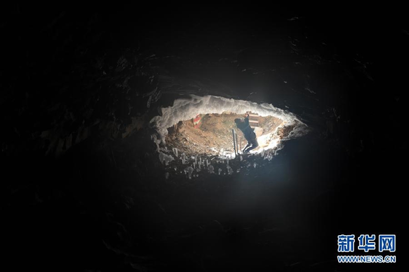 직원이 비수이천연동굴 입구에 형성된 고드름 경관을 촬영하고 있다. [1월 11일 촬영/사진 출처: 신화망]