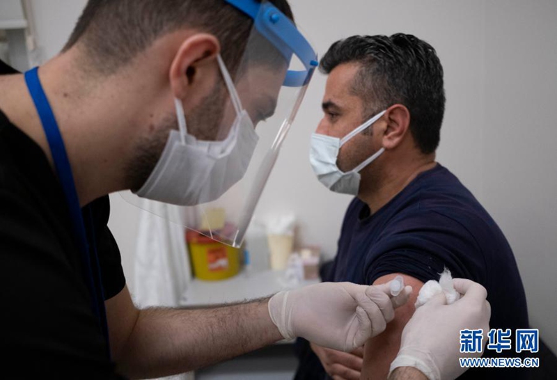 1월 14일, 터키 이스탄불의 한 의료 종사자가 중국산 코로나19 백신을 맞고 있다. [사진 출처: 신화망]