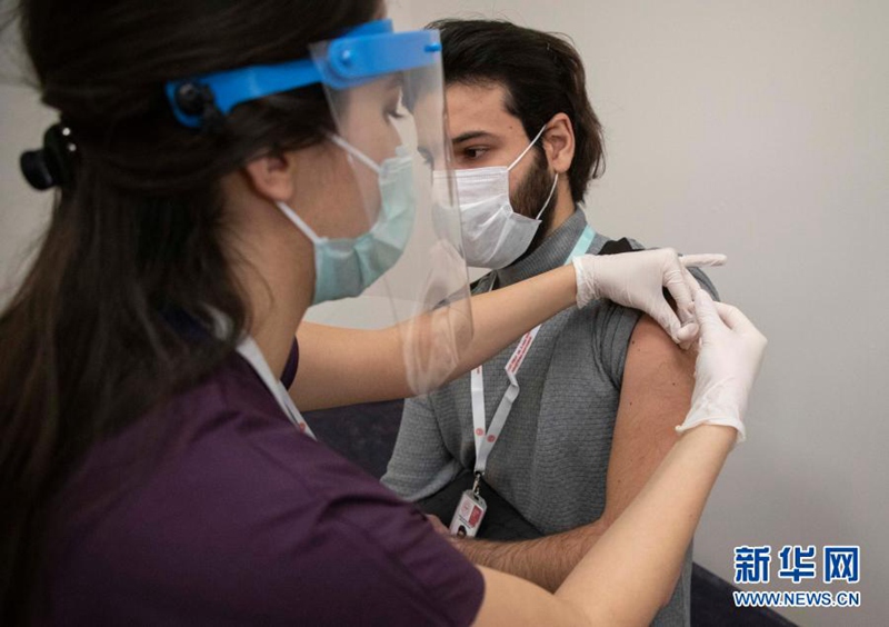 1월 14일, 터키 이스탄불의 한 의료 종사자가 중국산 코로나19 백신을 맞고 있다. [사진 출처: 신화망]