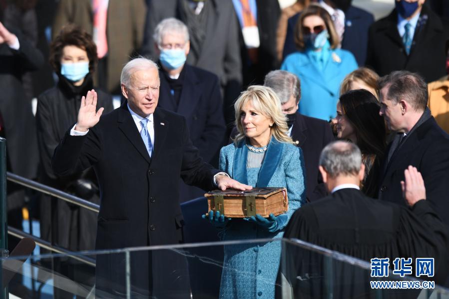 바이든 대통령(앞줄 왼쪽)이 미국 제46대 대통령 취임식에서 선서를 하고 있다. [사진 출처: 신화망]