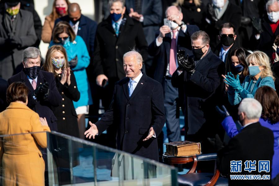 바이든 대통령(중앙)이 미국 제46대 대통령 취임식에서 축하 인사를 받고 있다. [사진 출처: 신화망]