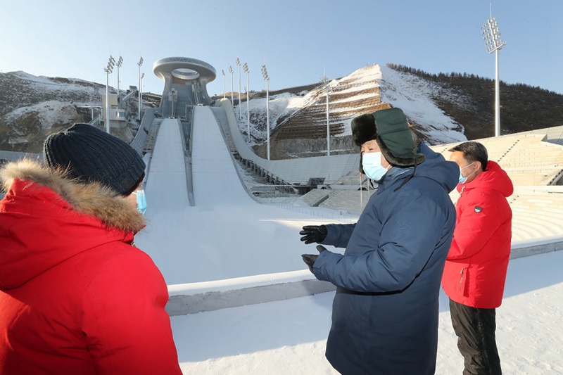 19일 오후, 시진핑 총서기가 장자커우 경기구역 국가스키점프센터에서 스키점프 선수들의 훈련 모습을 살펴보고 있다. [사진 출처: 신화망]