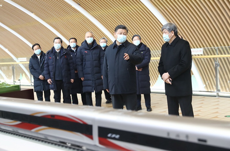 19일 오후, 시진핑 총서기가 베이징-장자커우 고속철 타이쯔청(太子城)역을 시찰하고 있다. [사진 출처: 신화망]