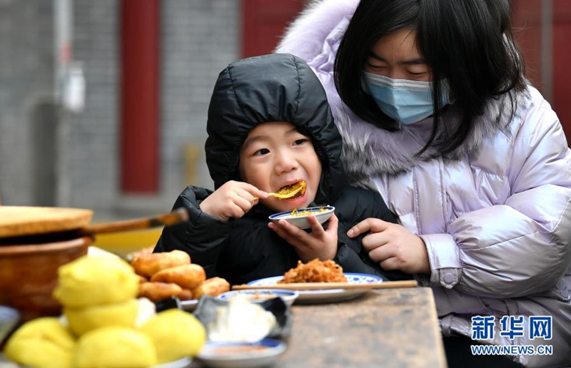 관광객이 산베이(陜北: 산시 북부) 지역 특색 호박밥을 맛보고 있다. [사진 출처: 신화망]