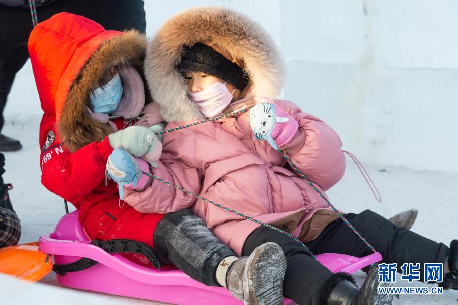 어린 아이가 모허시 빙설 랜드에서 즐거운 시간을 보내고 있다. [사진 출처: 신화망]