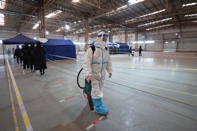 지난 20일 베이징시 다싱구 팡거좡진 핵산검사소에서 직원이 공공구역을 소독하고 있다. [사진 출처: 신화망]