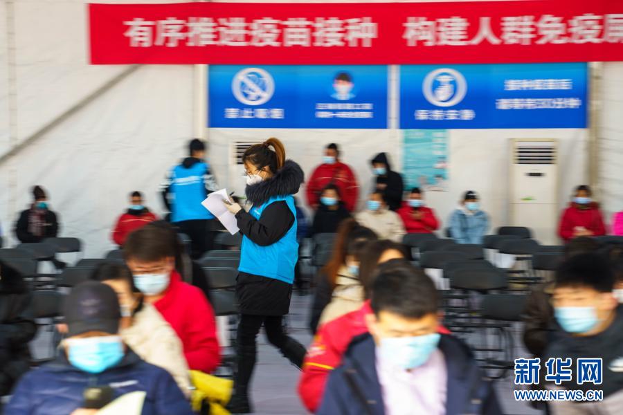 베이징시 차오양규획예술관의 백신 접종소, 자원봉사자가 관찰구역에서 일하고 있다. [1월 26일 촬영/사진 출처: 신화망]