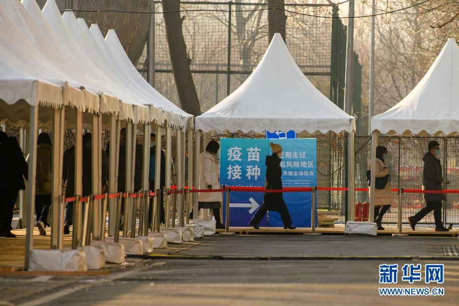 접종자가 차례대로 베이징시 차오양구 규획예술관에 설립된 접종소로 들어가고 있다. [1월 26일 촬영/사진 출처: 신화망]