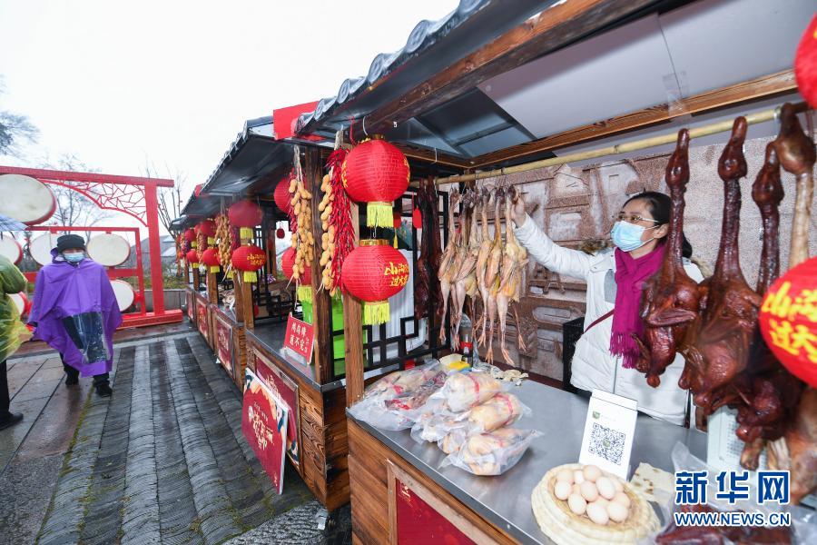 노잠상들이 새해 재래시장에서 라러우(臘肉: 소금에 절여 말린 고기) 등 전통 음식을 팔고 있다. [사진 출처: 신화망]