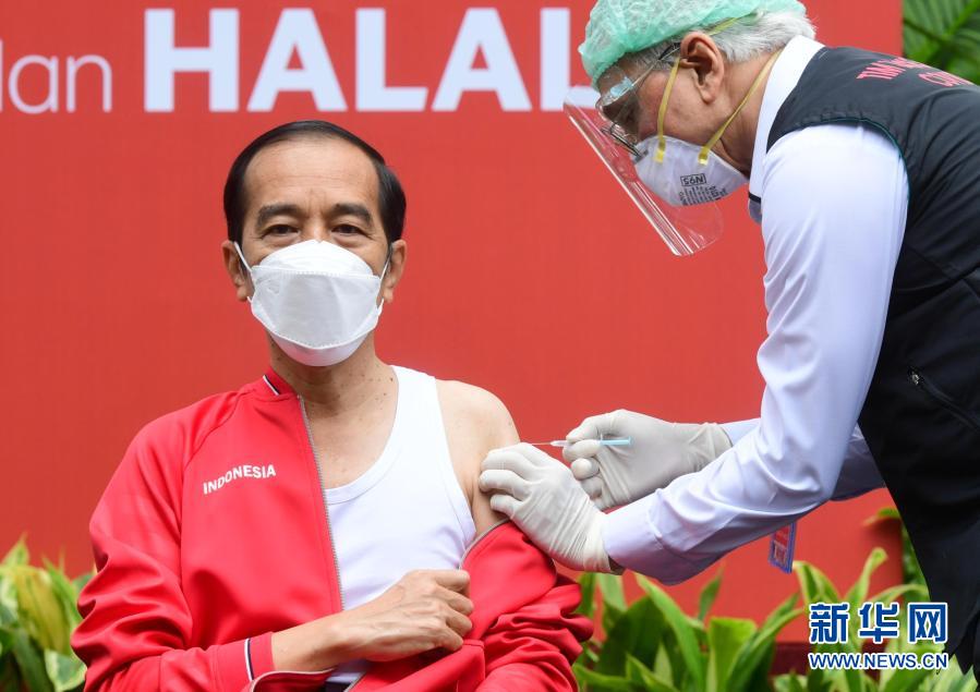 인도네시아 자카르타 대통령궁에서 조코위 인도네시아 대통령(왼쪽)이 2차 코로나 백신을 접종하고 있다. [사진 출처: 신화망/인도네시아 자카르타 대통령궁 제공]