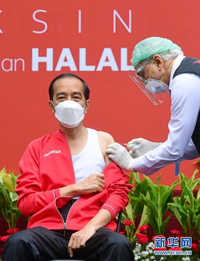 인도네시아 자카르타 대통령궁에서 조코위 인도네시아 대통령(왼쪽)이 2차 코로나 백신을 접종하고 있다. [사진 출처: 신화망/인도네시아 자카르타 대통령궁 제공]