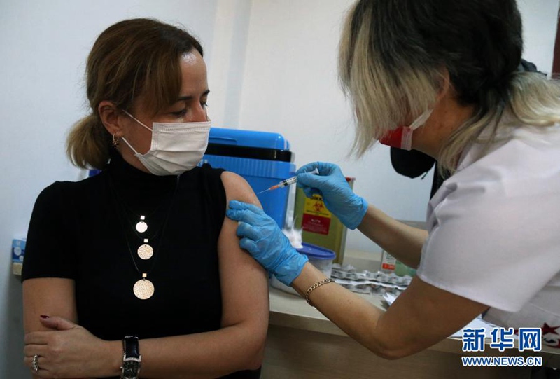 지난 26일 한 여성이 터키 앙카라에서 중국 코로나19 백신을 접종했다. [사진 출처: 신화망]