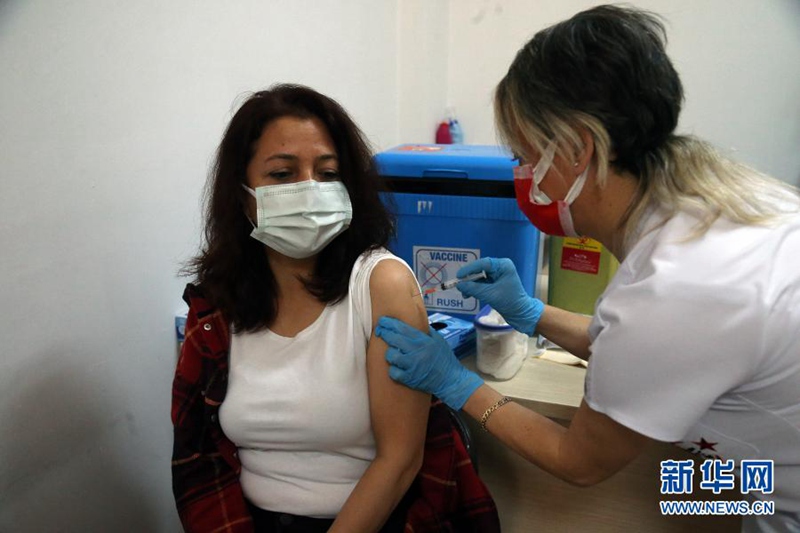 지난 26일 한 여성이 터키 앙카라에서 중국 코로나19 백신을 접종했다. [사진 출처: 신화망]