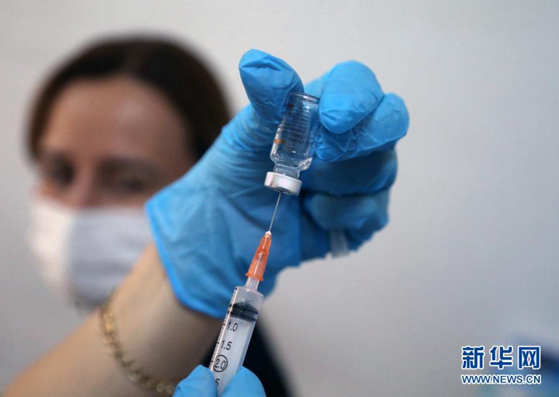 지난 26일 한 의료진이 터키 앙카라에서 중국 코로나19 백신 접종을 준비하고 있다. [사진 출처: 신화망]