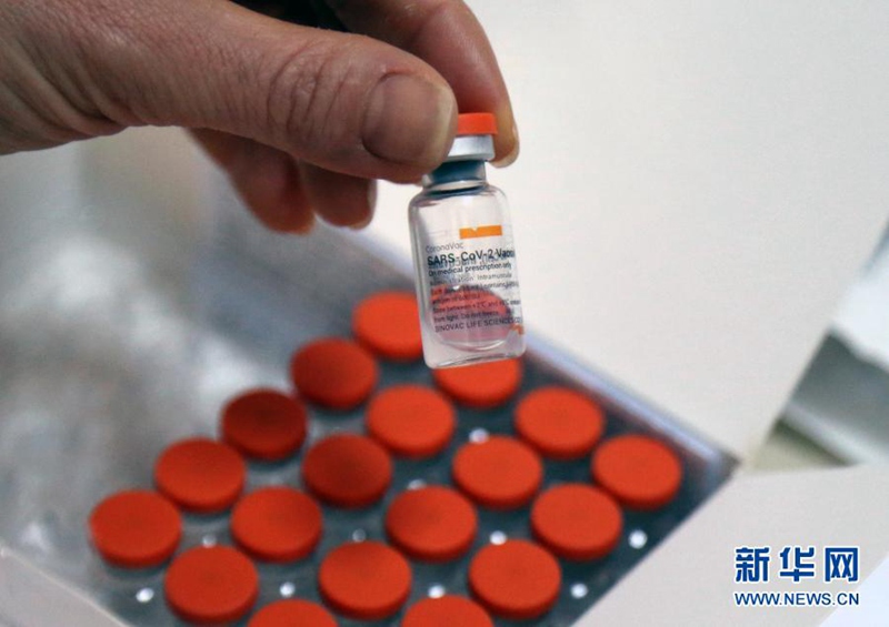 지난 26일 한 의료진이 터키 앙카라에서 중국 코로나19 백신 병을 들고 있다. [사진 출처: 신화망]