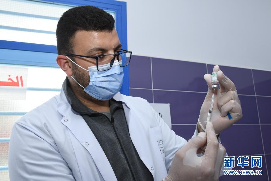 1월 30일 모로코 Sidi Kacem 백신 접종소에서 한 의료진이 중국의 코로나19 불활성화 백신을 선보이고 있다. [사진 출처: 신화사]