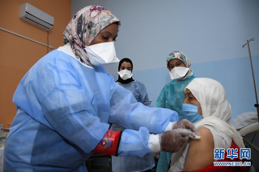 한 여성이 모로코 Sidi Kacem 백신 접종소에서 중국의 코로나19 불활성화 백신을 접종하고 있다. [사진 출처: 신화사]