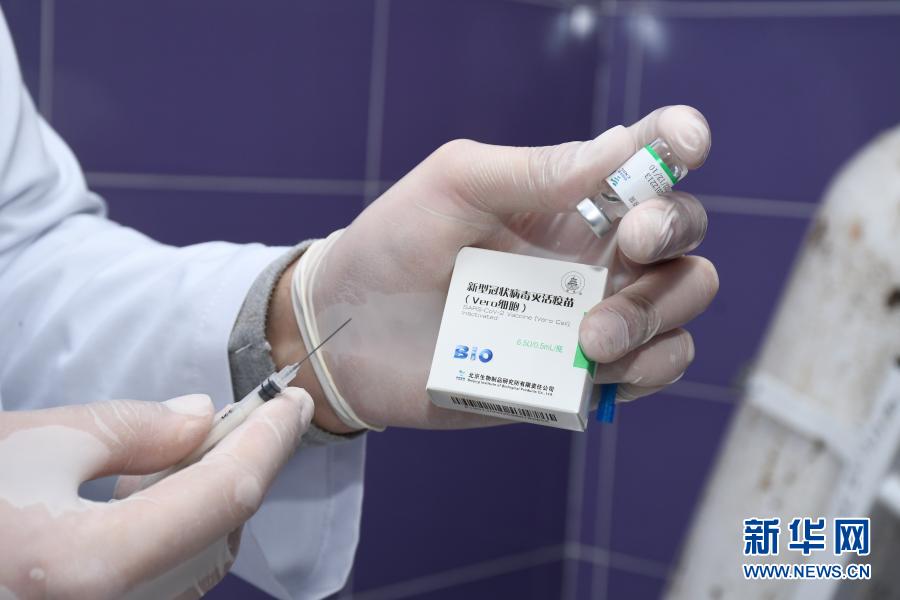 1월 30일 모로코 Sidi Kacem 백신 접종소에서 한 의료진이 중국의 코로나19 불활성화 백신을 선보이고 있다. [사진 출처: 신화사]