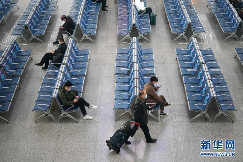여행객들이 장쑤(江蘇) 난징(南京) 남역 대합실에서 열차를 기다리고 있다. [사진 출처: 신화망]