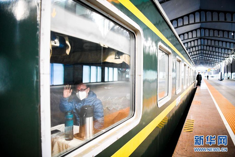 하얼빈역에서 하얼빈에서 자거다치(加格達奇)로 향하는 K7103 열차 안에서 한 승객이 창밖을 향해 손을 흔들고 있다. [사진 출처: 신화망]
