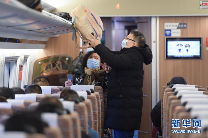 네이멍구 후허하오터 동역, 승객들이 열차 안에 짐을 올려 두고 있다. [사진 출처: 신화망]