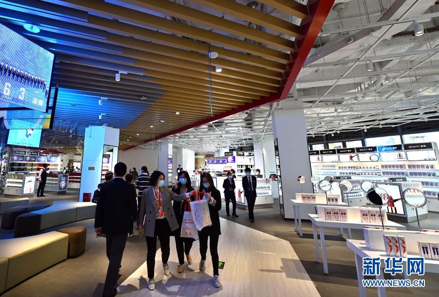 1월 31일, 고객들이 선전국유면세상품유한공사의 관란후 면세점에서 쇼핑하고 있다. [사진 출처: 신화망]