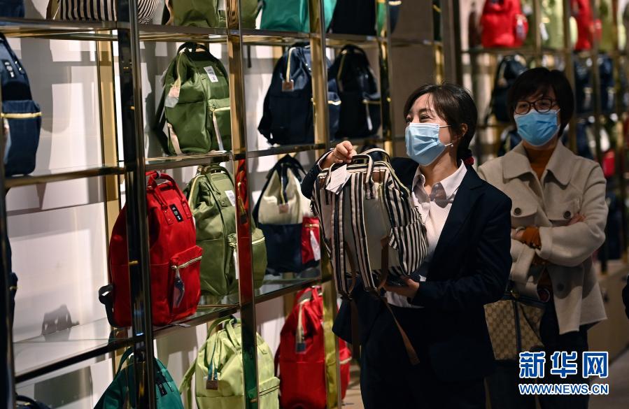 1월 31일, 고객들이 선전국유면세상품유한공사의 관란후 면세점에서 쇼핑하고 있다. [사진 출처: 신화망]