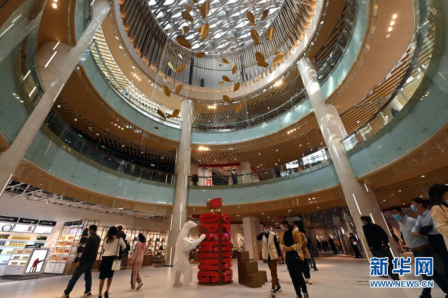 1월 31일, 고객들이 하이난발전홀딩스의 글로벌 프리미엄(하이커우) 면세점에서 쇼핑하고 있다.[사진 출처: 신화망] 
