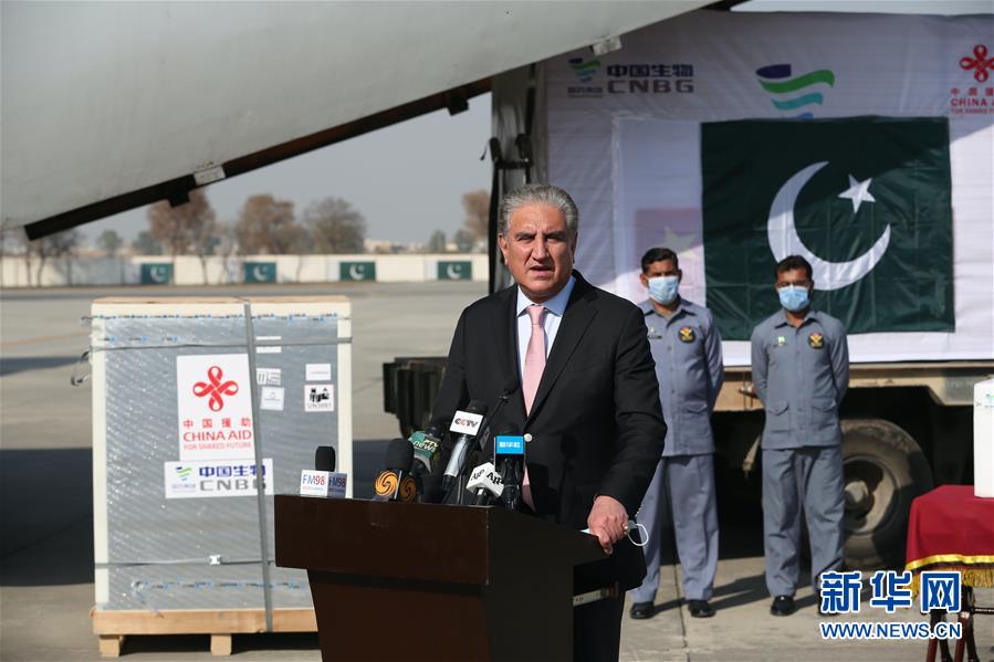 2월 1일, 파키스탄 수도 이슬라마바드 주변 공군기지에서 열린 백신 전달식에서 샤 메흐무드 쿠레시 파키스탄 외교부 장관이 연설하고 있다. [사진 출처: 신화망] 
