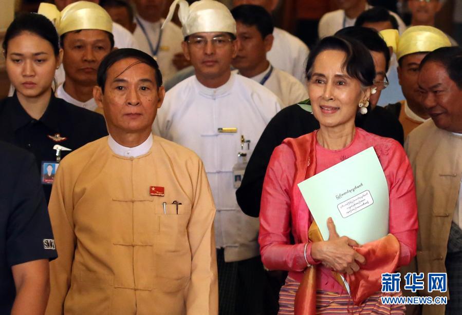 2018년 3월 28일 미얀마 네피도에서 촬영한 윈 민(앞쪽 왼쪽)과 아웅산 수지(앞쪽 오른쪽)의 자료사진 [사진 출처: 신화사]