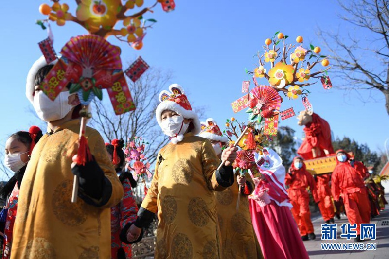 2월 2일, 어린이들이 행사에서 ‘춘와’(春娃: 봄 아이)로 분장해 ‘함춘’(喊春: 봄을 부르다)한다. [사진 출처: 신화망]