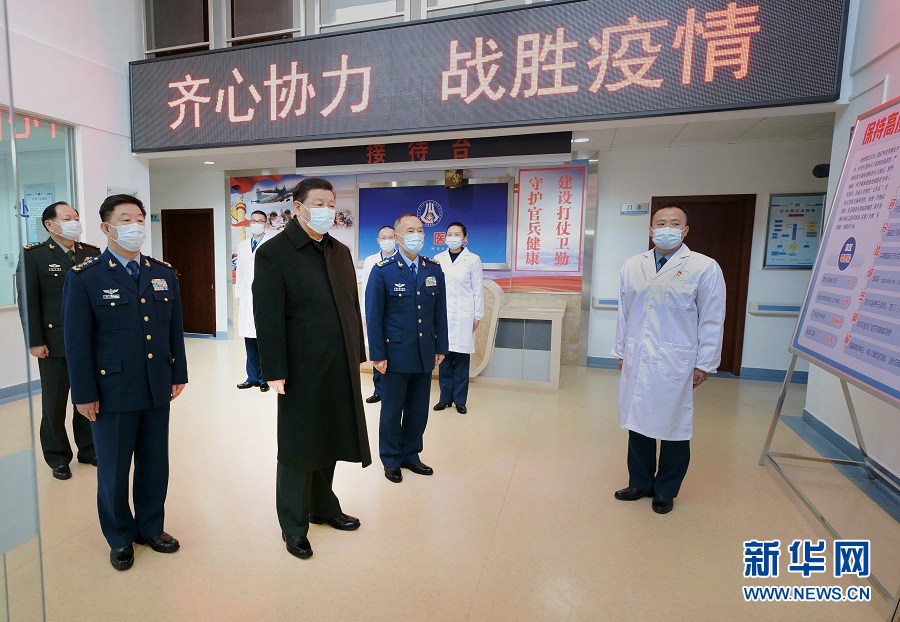 시진핑 주석은 군부대 병원을 찾아 부대 방역 및 지원 현황을 살폈다. [사진 출처: 신화망]