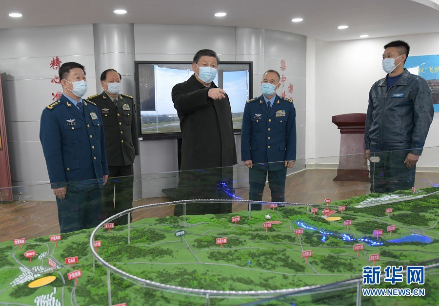 시진핑 주석은 비행부대 비행 준비실을 찾아 비행 기술 연구 상황을 살폈다. [사진 출처: 신화망]