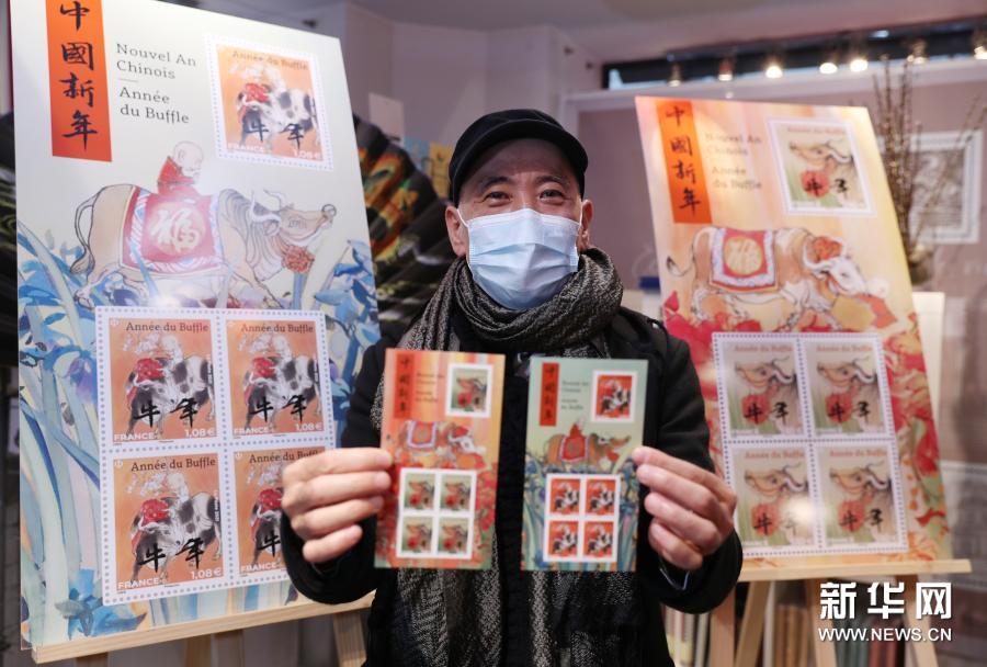 프랑스 파리에서 열린 신축년 소띠해 우표 발행식에서 천장훙 우표 디자이너가 소띠해 기념 우표를 선보이고 있다. [사진 출처: 신화망]