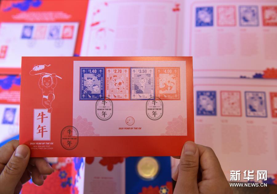 지난 6일 뉴질랜드 수도 웰링턴에서 중국계 디자이너 쉬잉민(徐膺敏)이 2021년 중국 소띠해 기념 우표를 선보이고 있다. [사진 출처: 신화망]