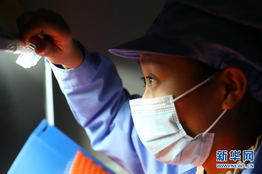시노백의 직원이 코로나19 불활성화 백신에 대해 인공 추출 검사를 하고 있다. [사진 출처: 신화망]